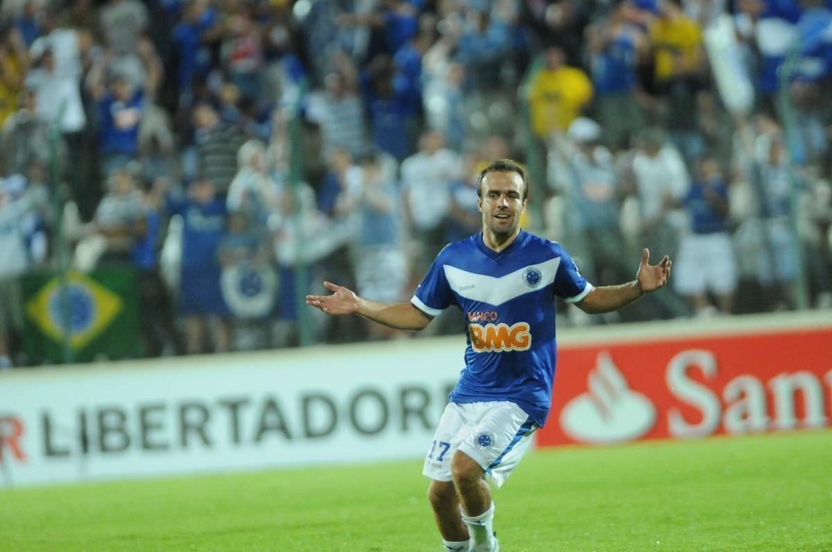Meia Roger (Flamengo: 2001-2002, 2007 / Cruzeiro: 2010-2012): 54 jogos por Flamengo (18 gols) e 101 jogos por Cruzeiro (13 gols)