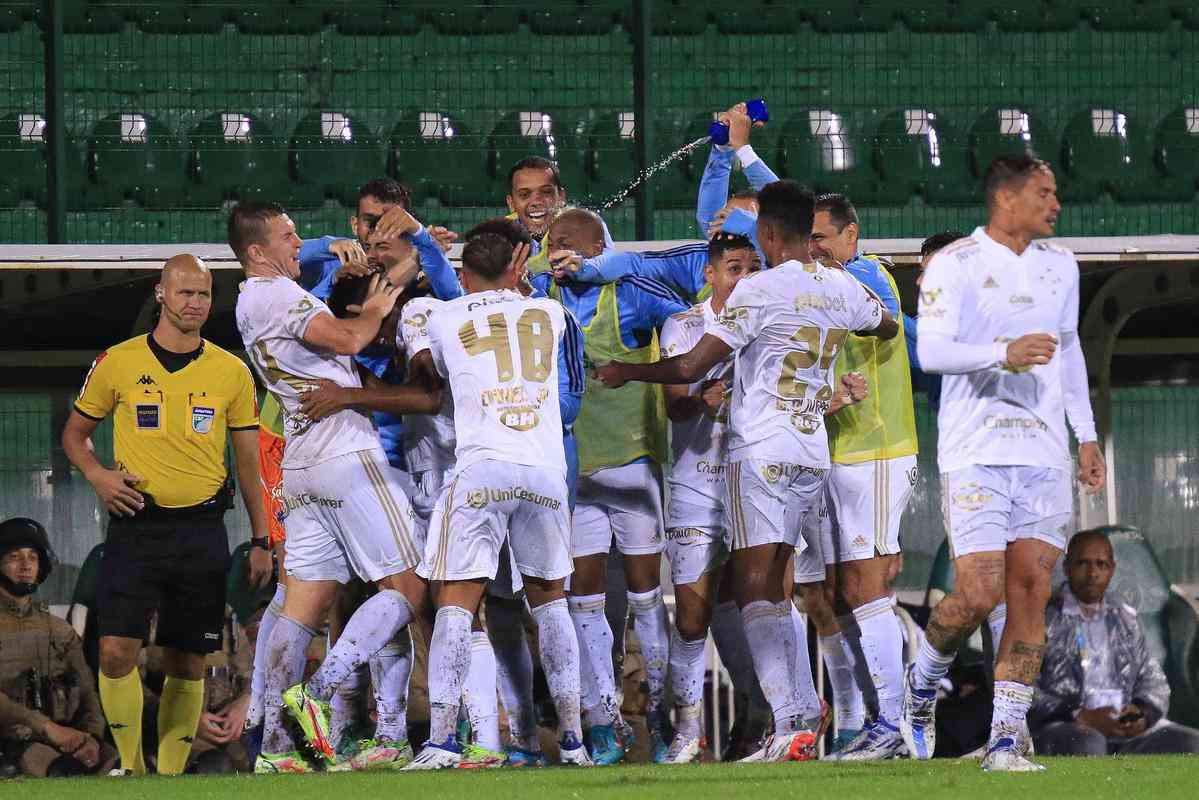 Cruzeiro venceu a Chapecoense por 2 a 0 na Arena Condá, em Chapecó, neste sábado (30), pela quinta rodada da Série B. Gols foram de Geovane e Edu, na etapa final