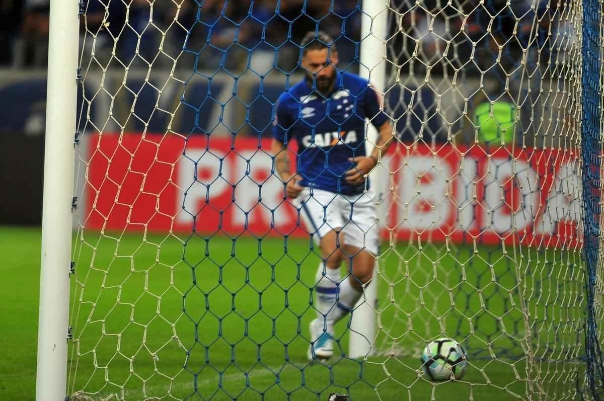 Imagens do jogo entre Cruzeiro e Grmio, pela 8 rodada do Campeonato Brasileiro, no Mineiro
