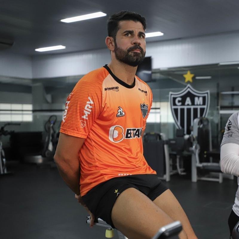 Diego Costa posa com as camisas 1 e 2 do Atltico, faz exames e atividades na academia da Cidade do Galo