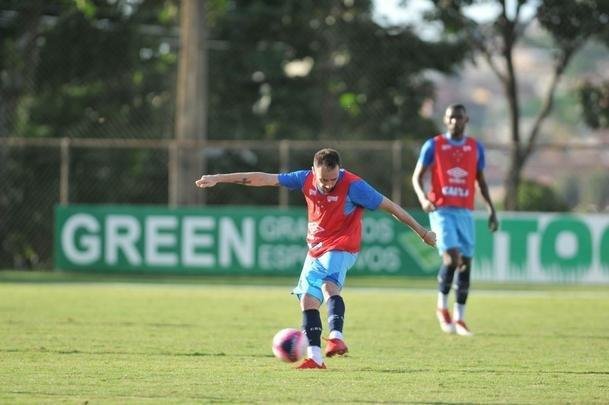 Cruzeiro se reapresentou aps estreia na Copa Libertadores e iniciou sua preparao para o clssico de domingo, s 11h, no Independncia, contra o Atltico, pela nona rodada do Mineiro. As novidades foram as presenas do atacante Sass e do zagueiro Cac, da base. Fred foi vetado devido a um estiramento na panturrilha direita. 