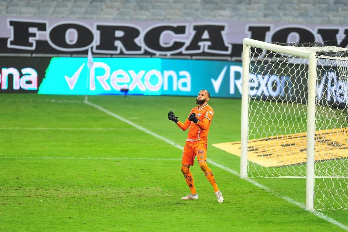 Goleiro Everson, do Atltico, foi heri na deciso por pnaltis contra o Boca Juniors ao defender duas cobranas e ao marcar o gol da classificao: 3 a 1 nas batidas alternadas aps 0 a 0 no tempo normal, no Mineiro.