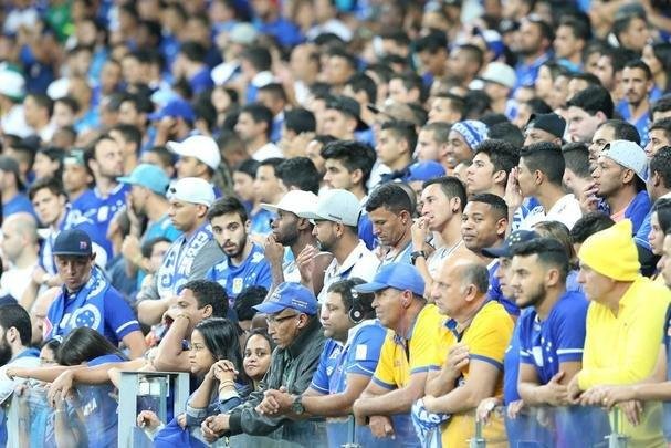 Imagens da torcida do Cruzeiro no jogo contra o Atltico-PR