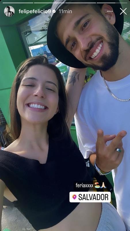 O atacante Felipe Felcio fez registro com a namorada em Salvador, na Bahia.