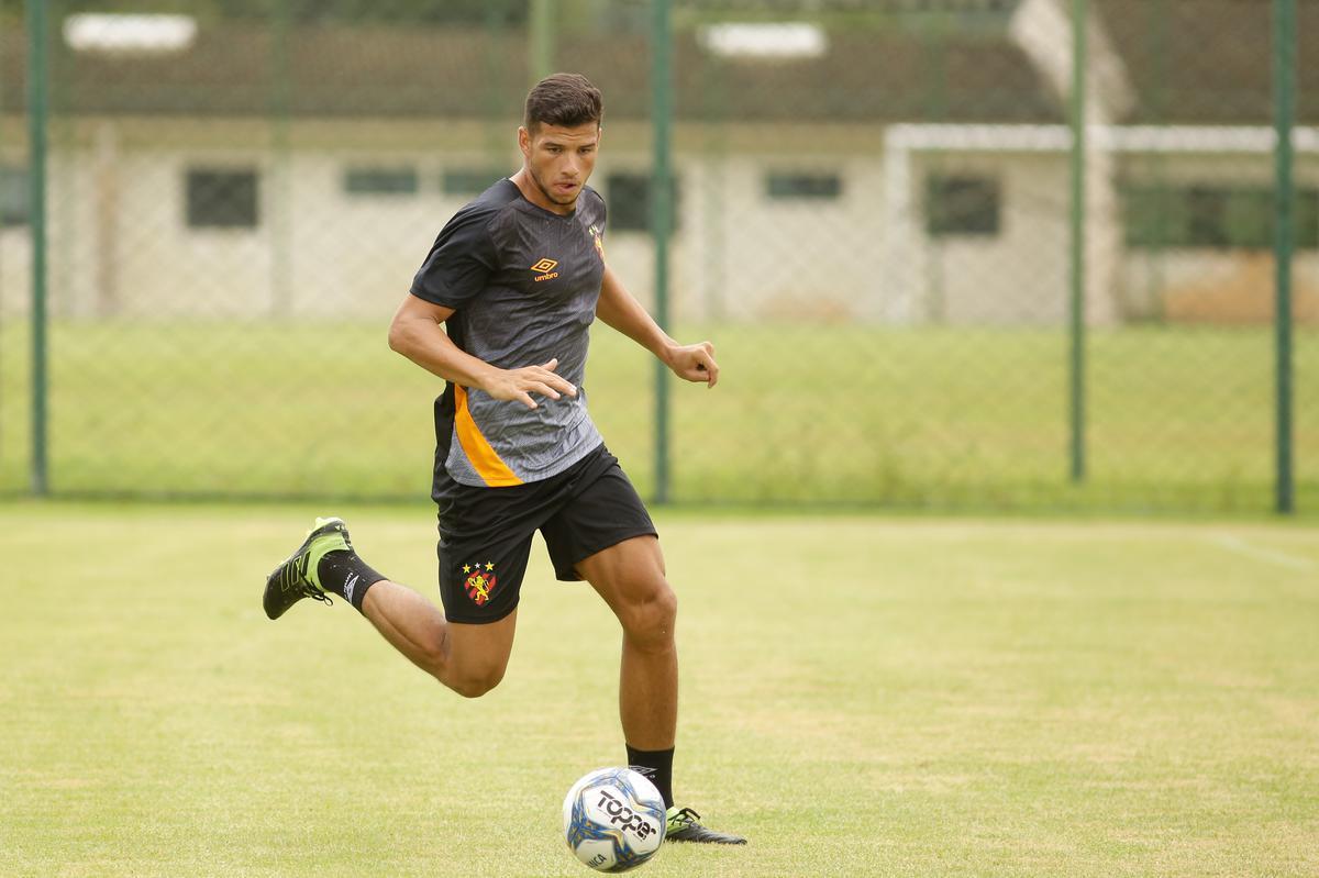 No primeiro trabalho, houve um treinamento tático, que exigia troca de passes e triangulações dos jogadores, com o elenco dividido em grupos de três atletas cada. Em seguida, os jogadores foram divididos em dois grupos no mesmo campo para o trabalho específico por setores de defesa e ataque. De um lado, os zagueiros, laterais e volantes participaram de um treino tático de posicionamento com o auxiliar Daniel Cerqueira. Do outro, os meias e atacantes fizeram um trabalho específico de passe e finalização sob o comando do técnico Daniel Paulista.