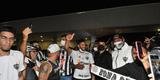Jogadores e comiss�o t�cnica do Atl�tico foram recepcionados por dezenas de torcedores no Aeroporto Internacional de BH, em Confins, ap�s o t�tulo da Supercopa sobre o Flamengo, em Cuiab�. Hulk foi um dos jogadores mais assediados pelos atleticanos.