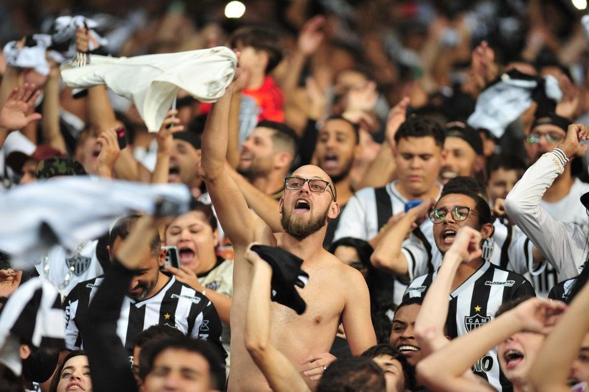 Fotos do gol de Hulk, que deu a vitria ao Galo sobre o Emelec e a classificao s quartas de final da Libertadores