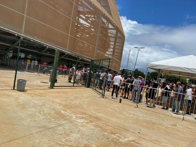 Fotos da chegada de torcedores  Arena Pantanal, em Cuiab, para a final da Supercopa do Brasil entre Atltico e Flamengo