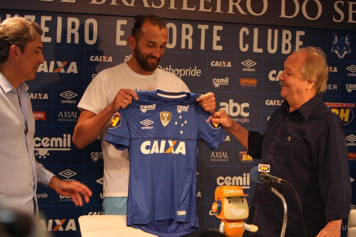 Atacante Barcos, o 'Pirata', vestiu a camisa 28 do Cruzeiro e falou sobre desejo de conquistar muitos ttulos