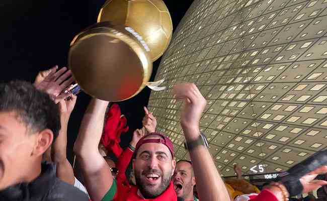 De vermelho, a torcida mais barulhenta e participativa da Copa do Mundo do Catar se fez presente novamente e empurrou Marrocos  improvvel semifinal.