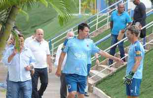 Fotos da apresentao de Adilson Batista como novo tcnico do Cruzeiro. Tcnico teve reunio com jogadores na Toca da Raposa II, falou com a imprensa e depois comandou seu primeiro treino
