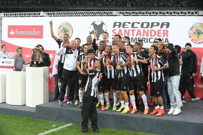 Ronaldinho pode ter feito, contra o Lans, na despedida da Recopa, o seu ltimo jogo pelo Atltico