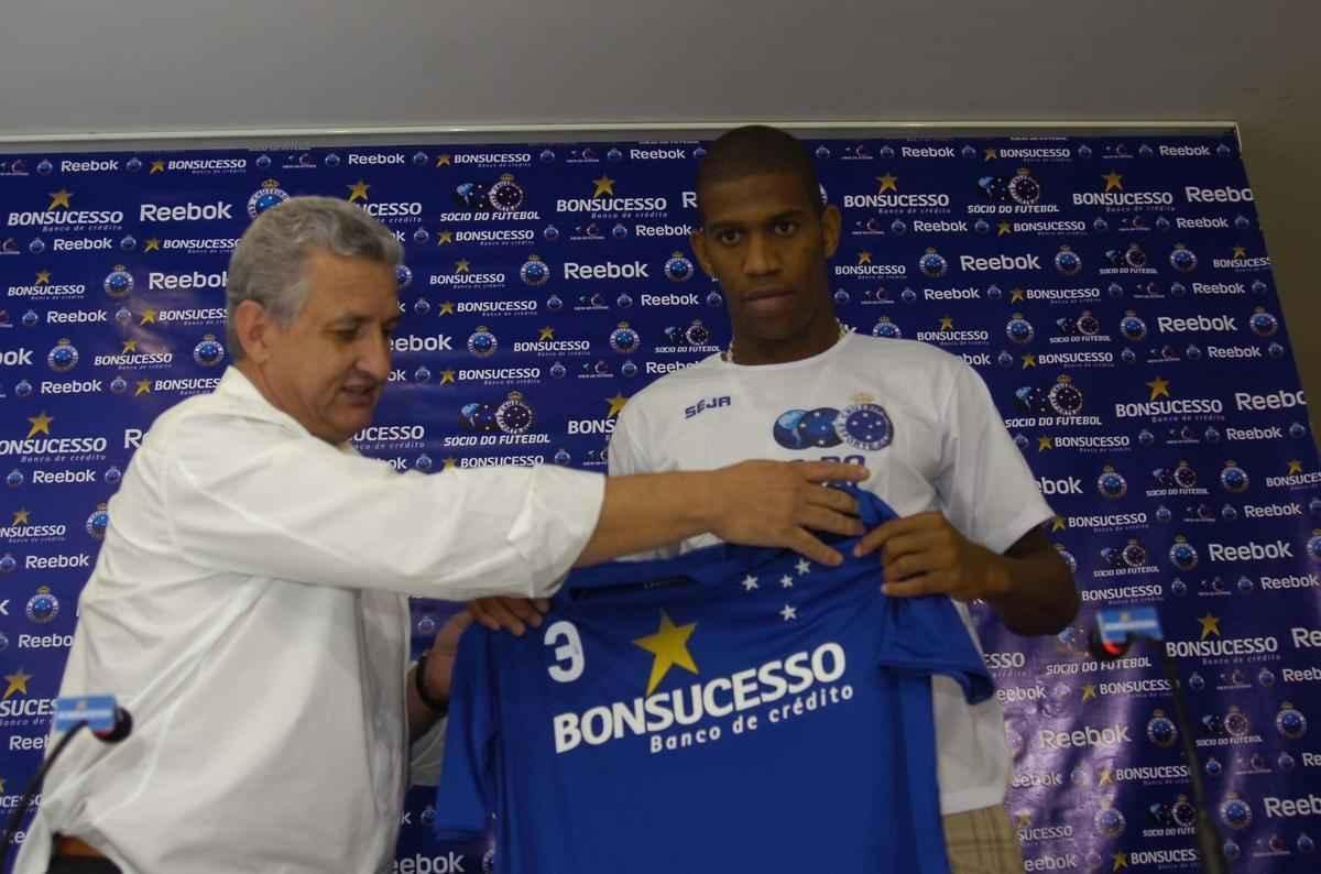 04/08/2009 - Apresentacao do jogador de futebol Gil no Cruzeiro Esporte Clube, na Toca da Raposa II, em Belo Horizonte. Na foto, o diretor de futebol do Cruzeiro, Eduardo Maluf 