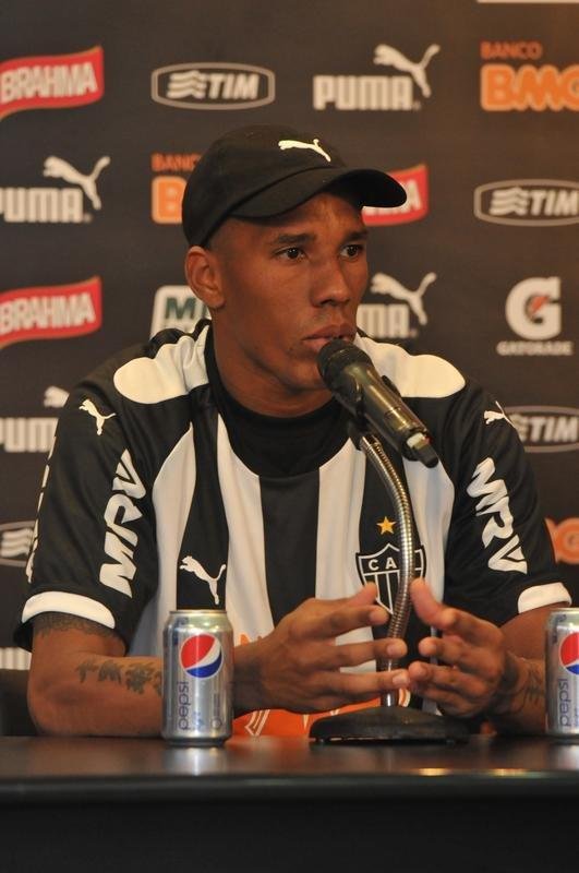 Emerson Conceio - O jogador chegou ao Galo no fim do primeiro semestre de 2014 e logo assumiu a titularidade. O lateral, no entanto, nunca conseguiu desempenhar um bom futebol. Depois de dois anos, Conceio deixou o Atltico. Foram 27 jogos, nenhum gol, dois afastamentos e muitos questionamentos. As crticas acompanharam o lateral desde as primeiras partidas. No comeo de novembro de 2014, Emerson Conceio foi afastado do elenco por indisciplina cometida em Curitiba, aps derrota do Galo por 1 a 0 para o Atltico-PR, pelo Brasileiro. Os atacantes J e Andr tambm foram punidos com afastamento. Os trs atletas tiveram seus contratos suspensos por 30 dias. Em 2015, o tcnico Levir Culpi reavaliou a situao e solicitou a reintegrao dos jogadores ao elenco. Com algumas atuaes ruins, foi afastado mais uma vez e no jogou mais pelo Galo.