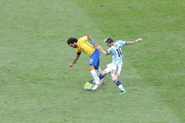 Neymar comemora segundo gol do Brasil sobre a Argentina no Mineiro