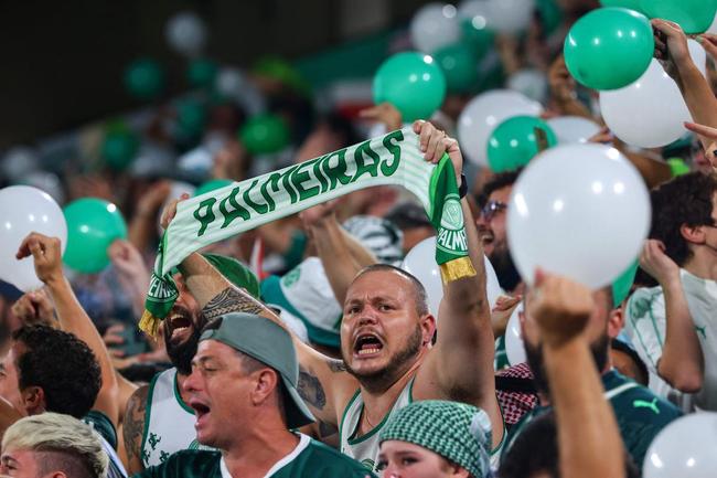 Fotos das torcidas de Palmeiras e Chelsea durante a final do Mundial de Clubes no Estdio Mohammed Bin Zayed em Abu Dhabi