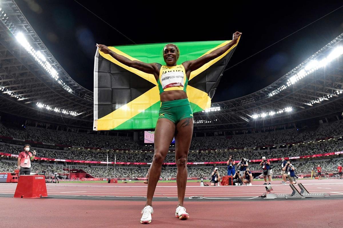 Fotos espetaculares da vitria da jamaicana Elaine Thompson-Herah nos 100m rasos dos Jogos Olmpicos de Tquio com o tempo de 10s61. A velocista quebrou o recorde olmpico e comandou o pdio jamaicano ao lado de Ann Fraser-Pryce, prata, e Shericka Jackson, bronze.
