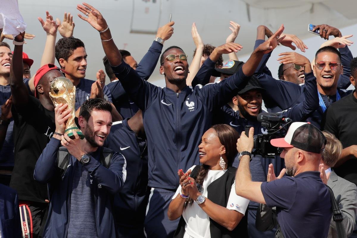 Aps conquistar o ttulo de campe do mundo, Seleo da Frana volta para casa e  recebida com festa no aeroporto de Paris