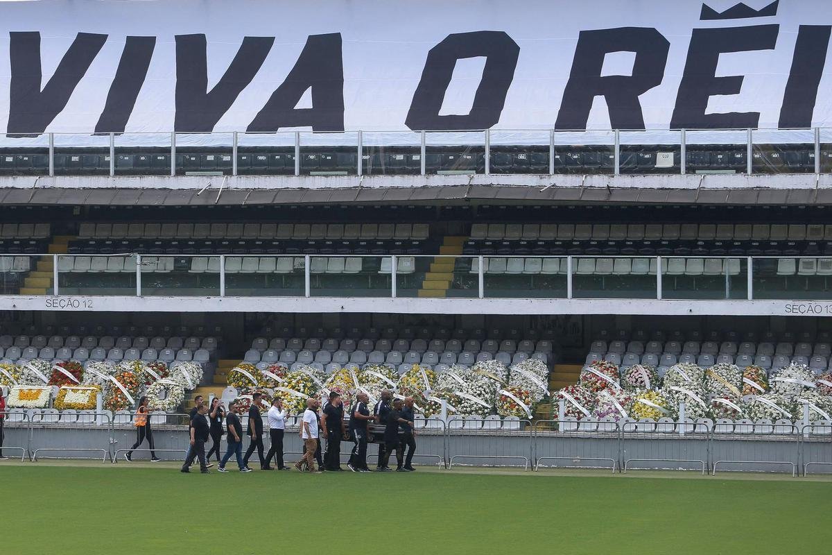 Corpo de Pel  velado na Vila Belmiro, estdio do Santos. 
