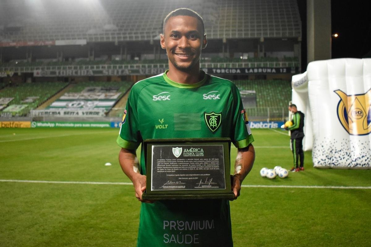 Amrica homenageou Ademir com placa e camisa alusivas  marca de 100 jogos pelo clube