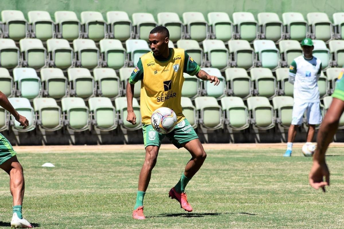 Dos dias 26 a 28 de janeiro, o Amrica realizou atividades totalmente voltadas ao confronto contra o Ava, pela 38 rodada da Srie B do Campeonato Brasileiro. Nesta sexta-feira (29), s 21h30, Coelho e Leo da Ilha se enfrentam no Independncia, em Belo Horizonte. A partida pode selar um indito tricampeonato do Amrica, que se isolaria como maior vencedor da competio. Alm disso, o elenco almeja a conquista para coroar uma temporada histrica, em que o clube foi semifinalista da Copa do Brasil.