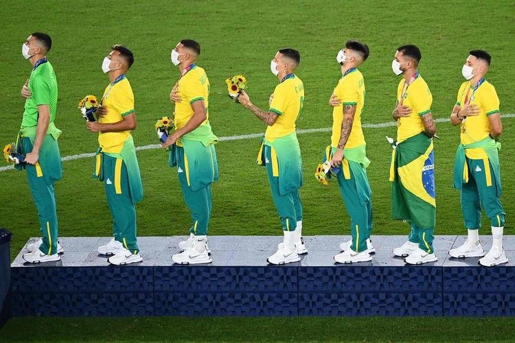 Jogadores da Seleo Brasileira recebem a medalha de ouro pela conquista olmpica no futebol