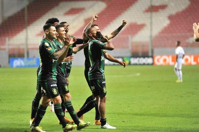 Fotos do gol de Juninho, o terceiro do Amrica na partida contra o Grmio, no Independncia, em BH, pelo Brasileiro: 3 a 0