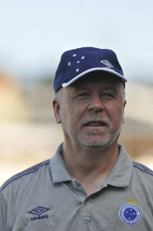 Tcnico do Cruzeiro, Mano Menezes, no estdio Fario, em Divinpolis