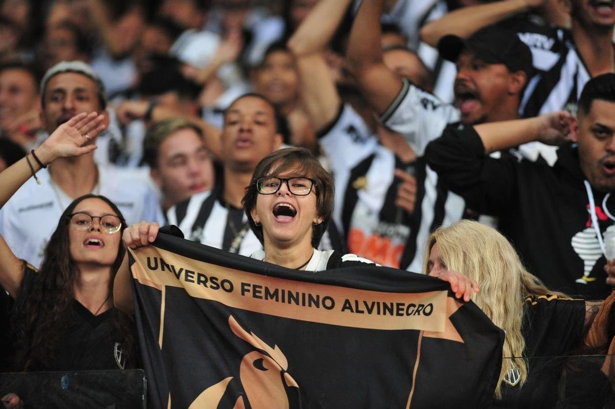 Hulk abriu o placar para o Galo com um golao: 1 a 0 Atltico