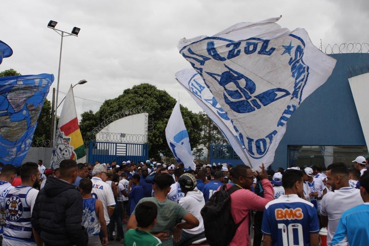 Torcedores do Cruzeiro foram  porta da Toca II apoiar os jogadores na vspera do jogo com o Flamengo