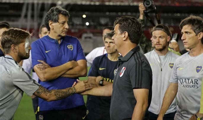 Depois do adiamento da final da Libertadores, jogadores de River Plate e Boca Juniors estiveram no gramado do Monumental de Nez e trocaram algumas palavras amistosas