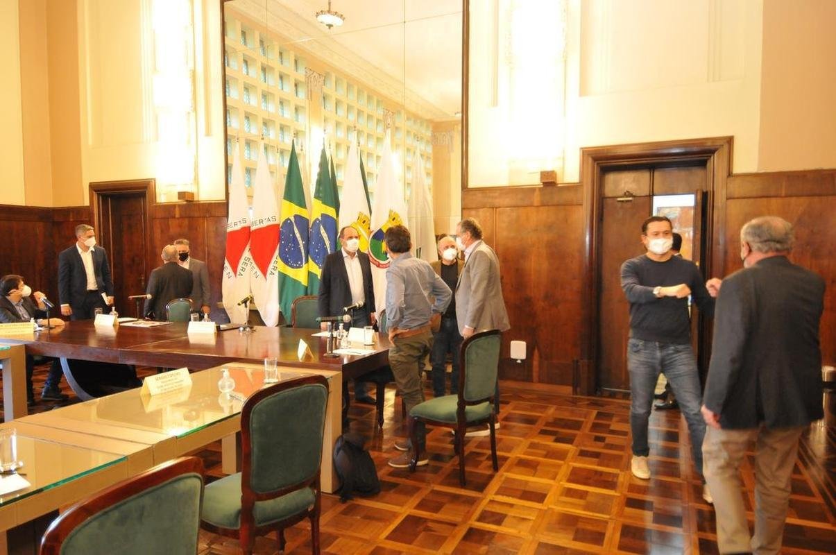 Reunio entre a Prefeitura de Belo Horizonte definiu a liberao de 30% de pblico nos jogos de Amrica, Atltico e Cruzeiro. Agora, para atuar diante de suas torcidas, os clubes precisam ter o aval das confederaes. No momento, apenas a Conmebol autorizou partidas com torcida na Copa Libertadores e na Copa Sul-Americana. A CBF ainda no permitiu em duelos do Campeonato Brasileiro.