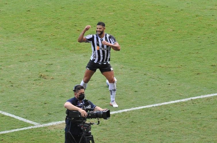 Ainda no primeiro tempo, o Atltico empatou em cobrana de pnalti de Hulk aps reviso do VAR: 1 a 1