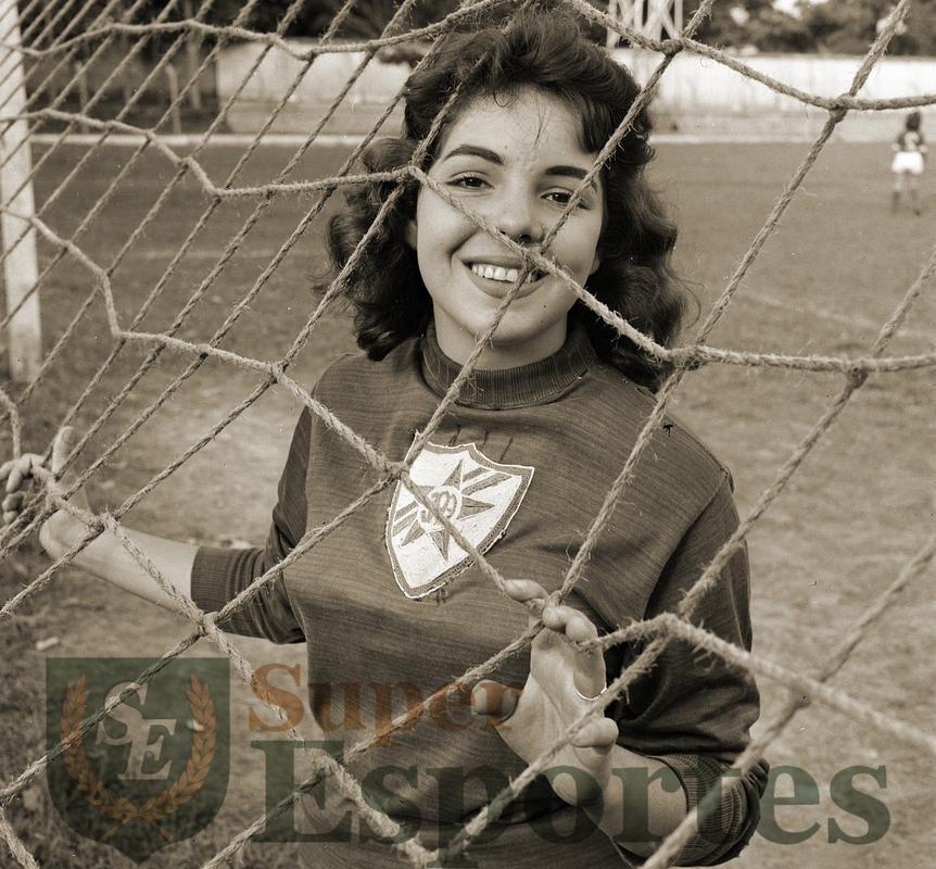 Goleira Eleuza Santos posa para foto durante jogo do Araguari