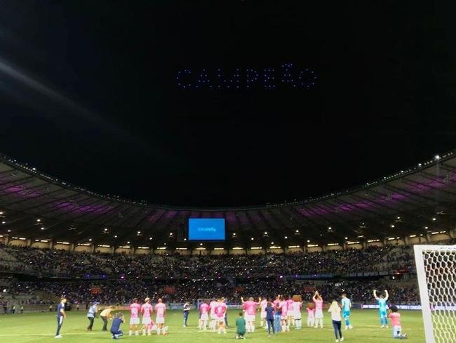 Em baile no c�u, drones levaram torcedores do Cruzeiro ao del�rio no Mineir�o depois do jogo com o Ituano. Em sobrevoo, foram formadas frases e palavras felicitando o clube pelo t�tulo e pela volta � S�rie A