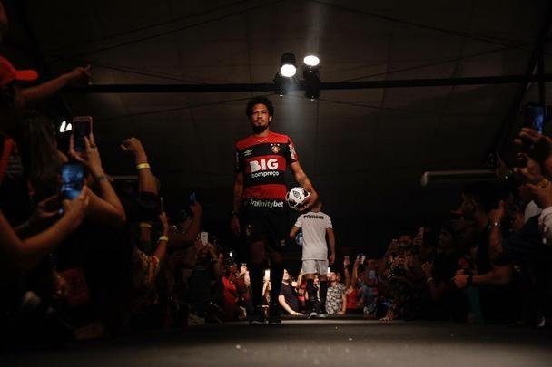 Festa de lançamento dos novos uniformes contou com a presença de jogadores e show de Paralamas de Sucesso