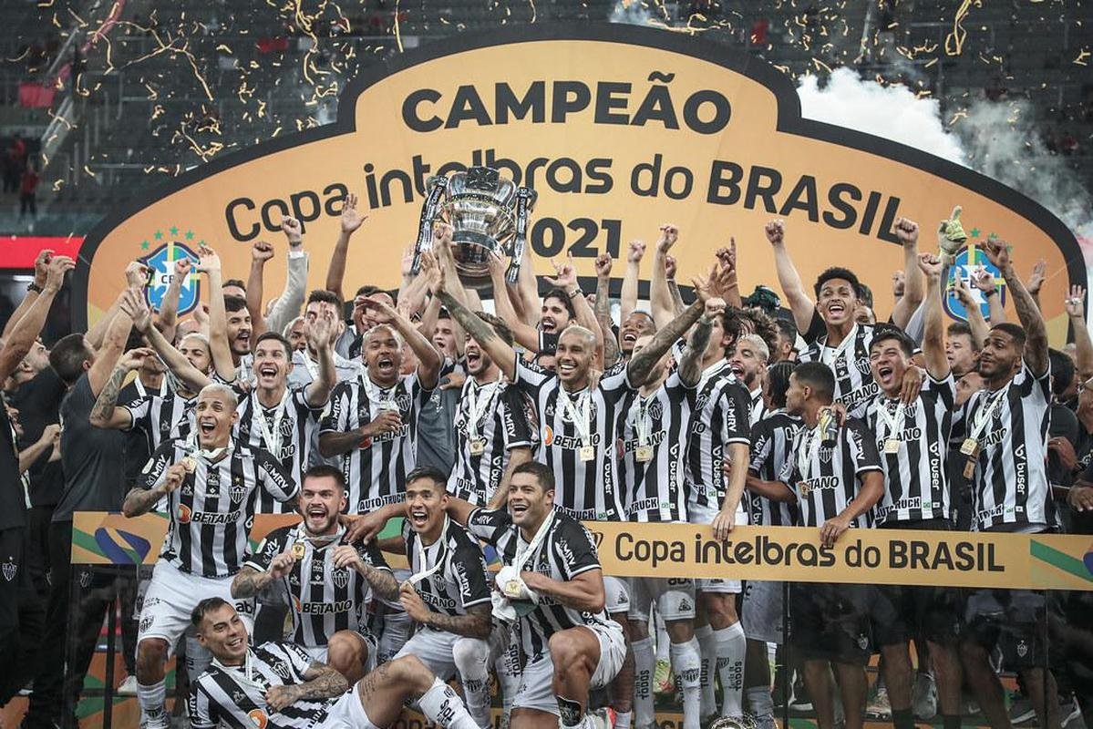 Dezembro/2021 - A temporada de conquistas no parou por a. O Atltico tambm foi bicampeo da Copa do Brasil. Na deciso, no teve dificuldades diante do Athletico-PR. No primeiro jogo, no Mineiro, goleada por 4 a 0. Na segunda partida, triunfo por 2 a 1 e mais uma taa garantida. 