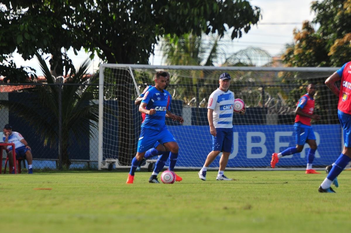 Sem Thiago Neves, que est com desgaste na panturrilha, Mano Menezes escalou o time titular do Cruzeiro no coletivo com Fbio; Lucas Romero, Leo, Murilo e Egdio; Henrique e Ariel Cabral; Robinho, Arrascaeta e Rafinha; Fred. Os reservas atuaram com Rafael; Arthur, Digo, Manoel e Marcelo Hermes; Lucas Silva, Nonoca e Bruno Silva; Rafael Marques, Rafael Sobis e Judivan