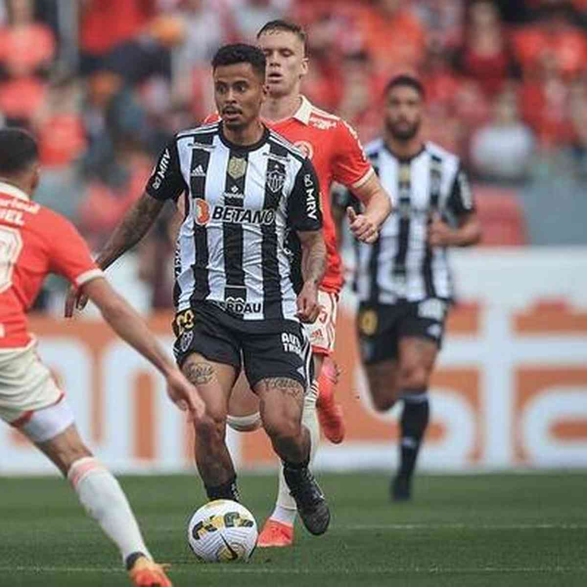 Internacional perde em casa para o Atlético-MG antes de decisão na