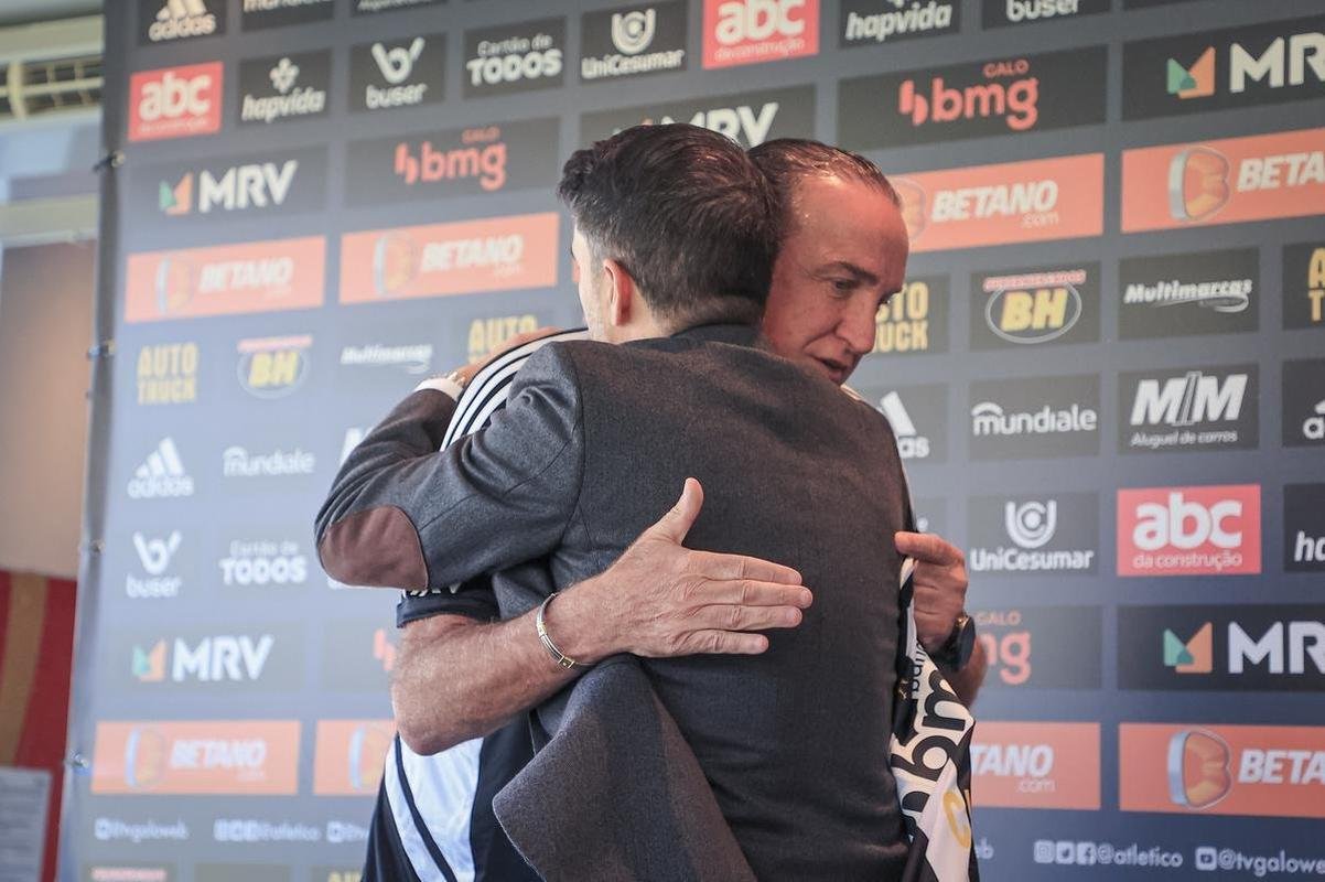 Nesta tera-feira (26), Cuca foi apresentado como treinador do Atltico - pela terceira vez na carreira. Primeiro, foi saudado pelo diretor de futebol Rodrigo Caetano e concedeu entrevista coletiva na sala de imprensa da Cidade do Galo. Depois, comandou o primeiro treino com o elenco no CT, j pensando no confronto contra o Internacional, pelo Campeonato Brasileiro.