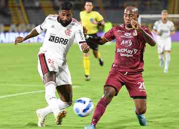 Raposa estuda nomes para reforçar a lateral esquerda após a saída de Matheus Bidu, que retornou ao Guarani; Vasco também monitora a situação do jogador