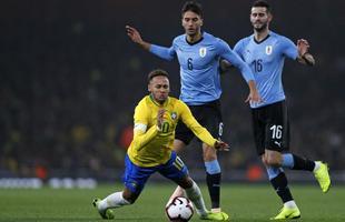 Tcnicos Tite e scar Tabrez se cumprimentam antes de a bola rolar no Emirates Stadium