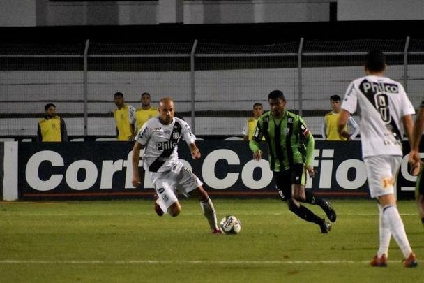 Com dois a menos durante boa parte do segundo tempo, o Coelho fez valer a superioridade numrica e bateu a Macaca por 1 a 0