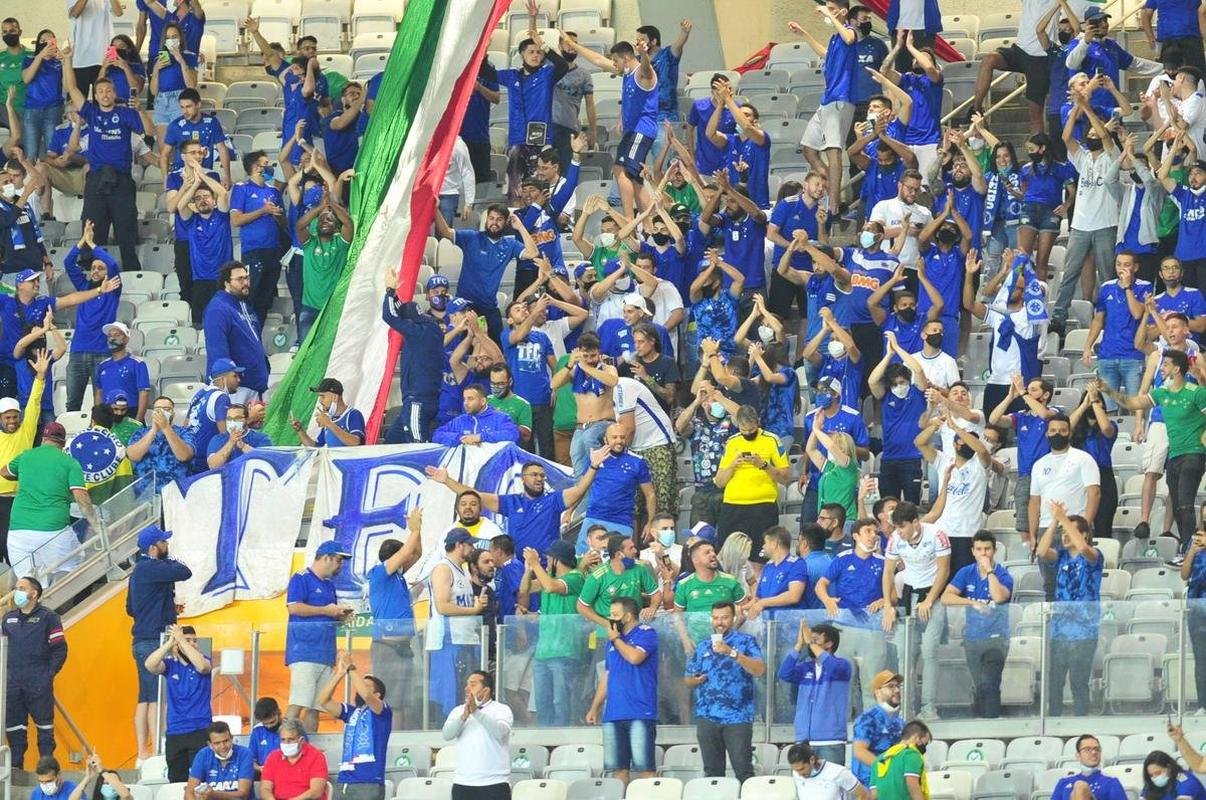 Na volta ao Mineiro, torcida fez festa com a vitria do Cruzeiro por 1 a 0 sobre o Confiana. No fim da partida, jogadores agradeceram o apoio dos cruzeirenses.