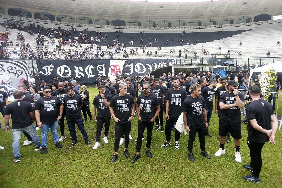 Velrio de Roberto Dinamite rene jogadores, ex-jogadores e torcedores em So Janurio