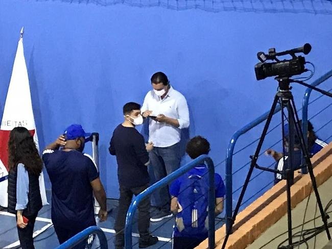 Conselheiros e associados do Cruzeiro durante votao de mudana do Estatuto do clube. Assembleia geral autorizou venda de at 90% das aes da SAF para investidores. Houve festa dos cruzeirenses no Parque Esportivo do Barro Preto, em BH, devido  possibilidade de chegada de recursos para tornar o futebol mais competitivo a partir de 2022.