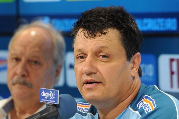 Fotos da apresentao de Adilson Batista como novo tcnico do Cruzeiro. Tcnico teve reunio com jogadores na Toca da Raposa II, falou com a imprensa e depois comandou seu primeiro treino