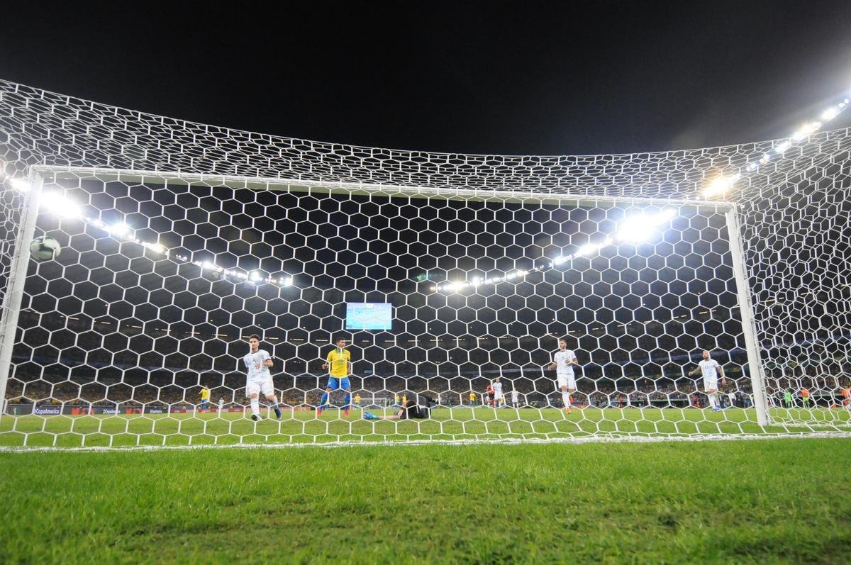 Fotos da vitria do Brasil sobre a Argentina, por 2 a 0, no Mineiro, pela semifinal da Copa Amrica; Gabriel Jesus e Firmino marcaram os gols da seleo em BH