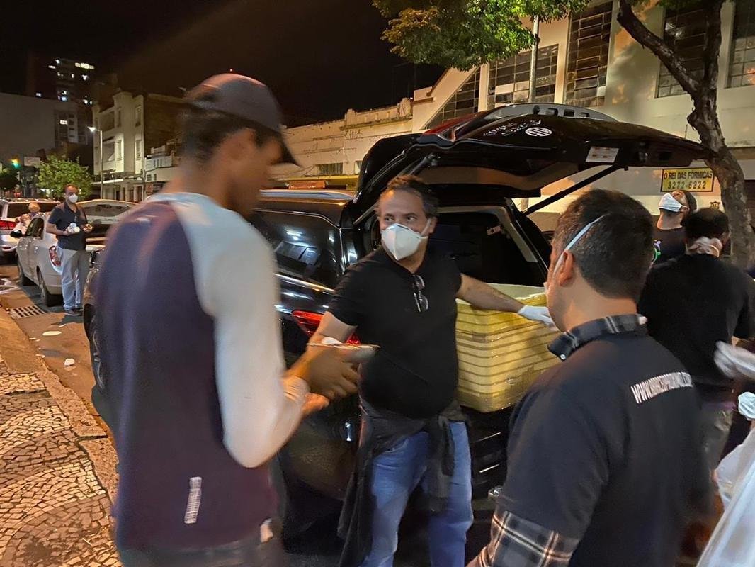
Alexandre Mattos e Clube do Chef doaram 530 marmitas para pessoas em situao de rua