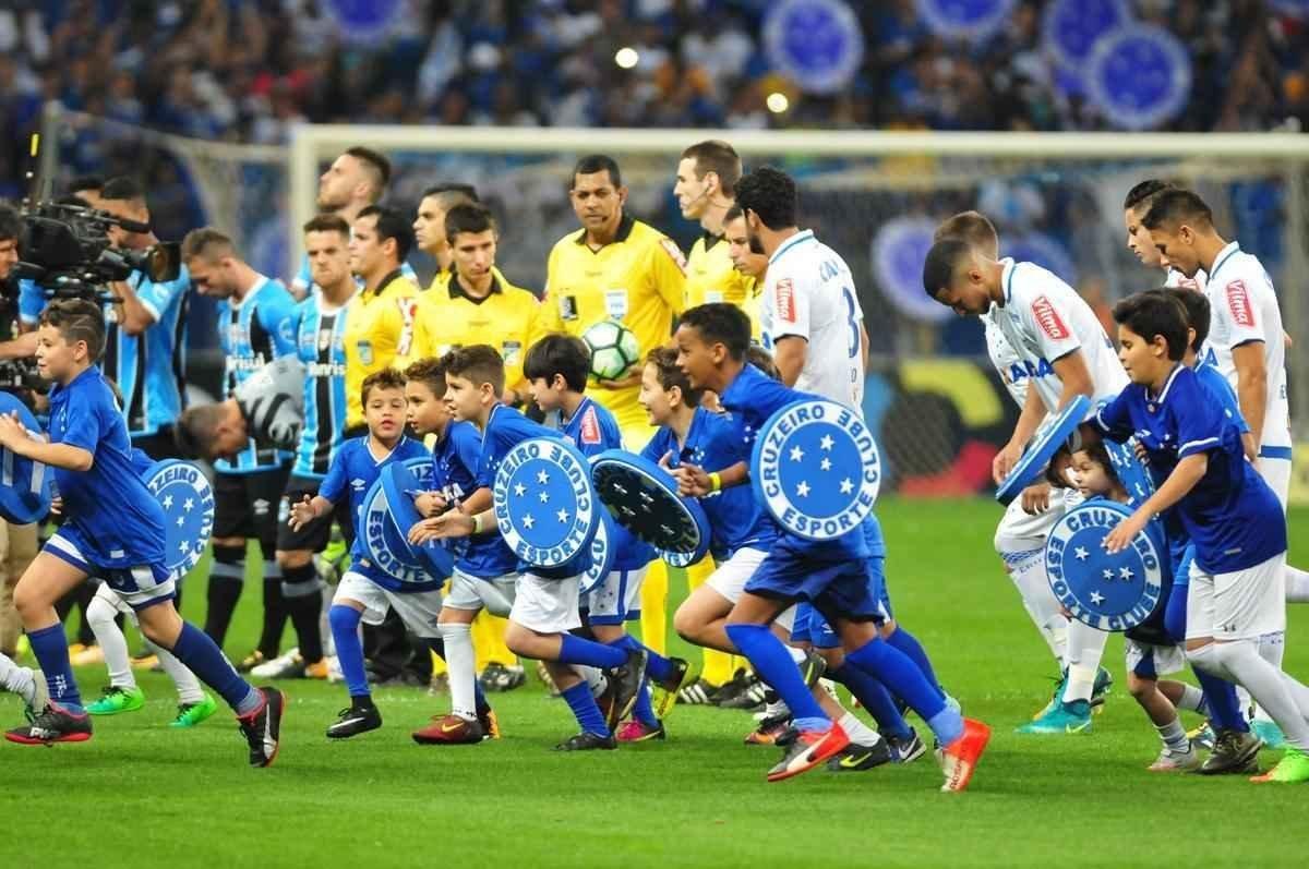 Fotos do primeiro tempo do duelo entre Cruzeiro e Grmio, no Mineiro, pela semifinal da Copa do Brasil